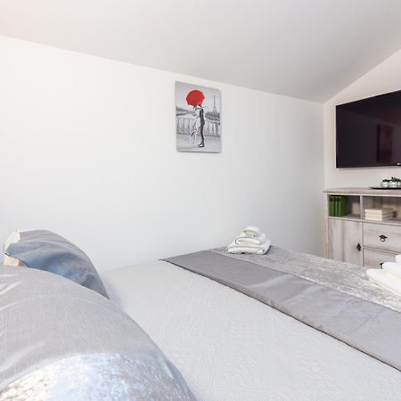 Apartments Cro Adria Stay Медулин Екстериор снимка